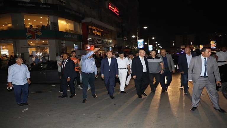 وسط المدينة وشبرا والسيدة والمنيل.. محافظ القاهرة يتابع تطبيق قرار غلق المحال التجارية -(صور)