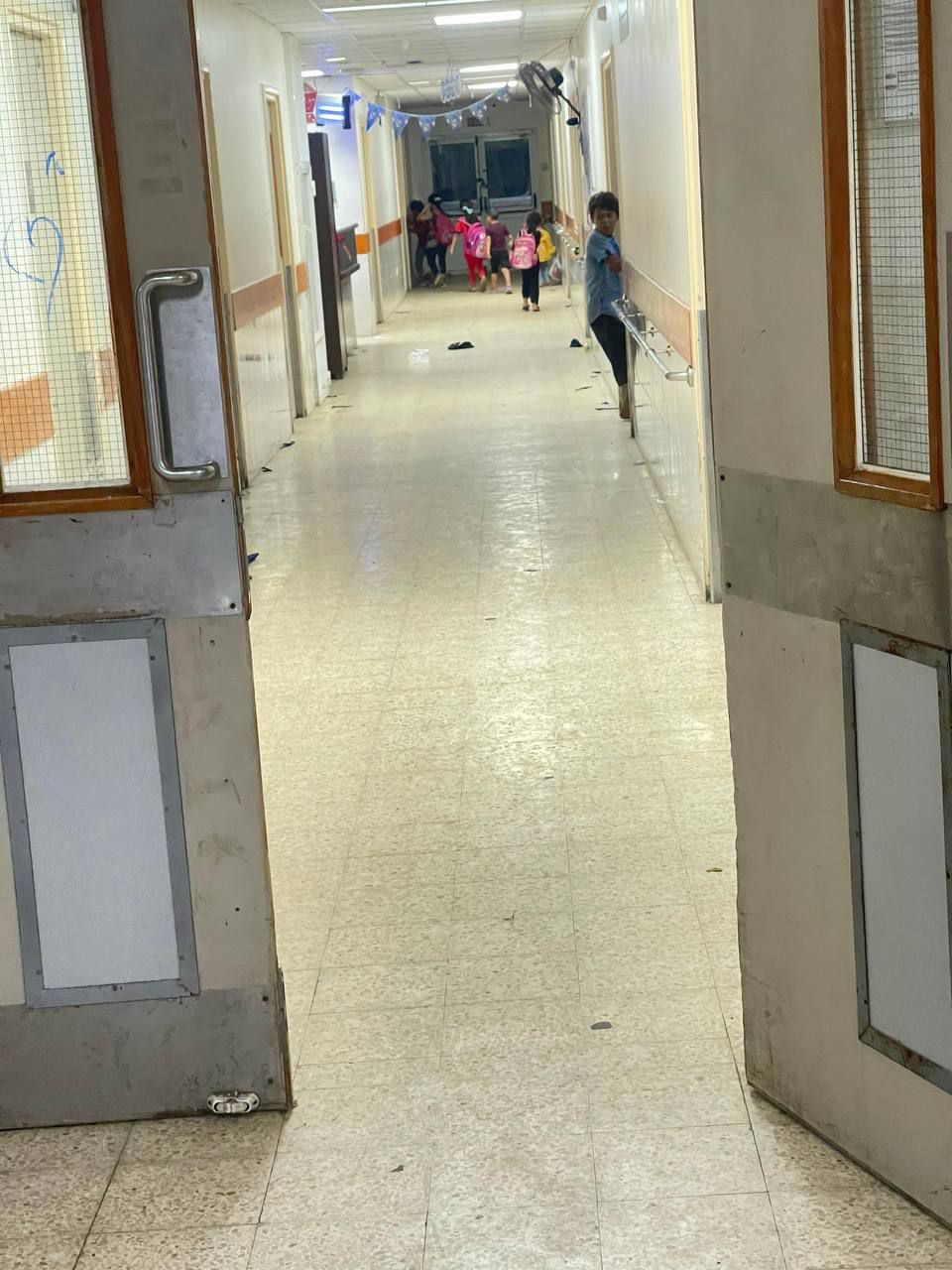 الاحتلال يخلي المرضى من مستشفى غزة الأوروبي بخانيونس.. صور