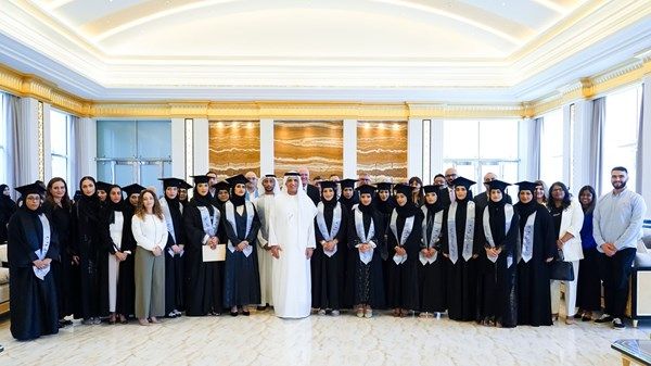 سعود بن صقر يستقبل خريجي «برنامج الضيافة الإماراتية»