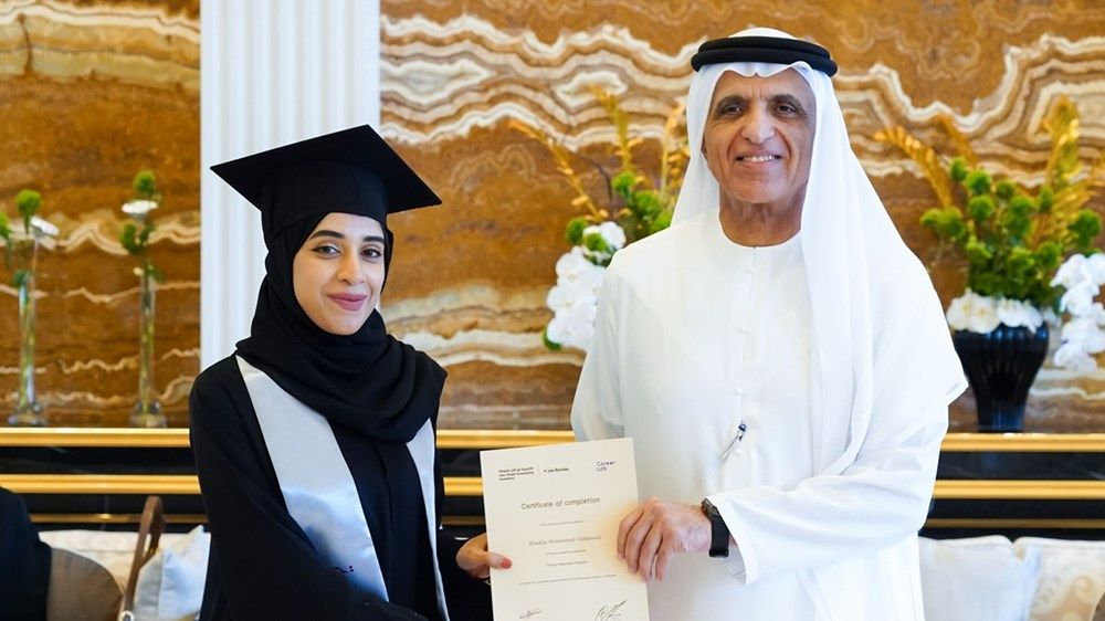 سعود بن صقر يستقبل خريجي «برنامج الضيافة الإماراتية»