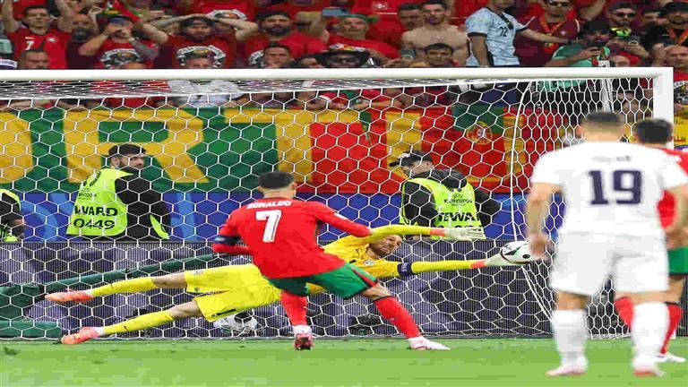 بكاء وتهدئة.. انهيار رونالدو بعد إهداره ركلة جزاء للبرتغال (صور وفيديو)