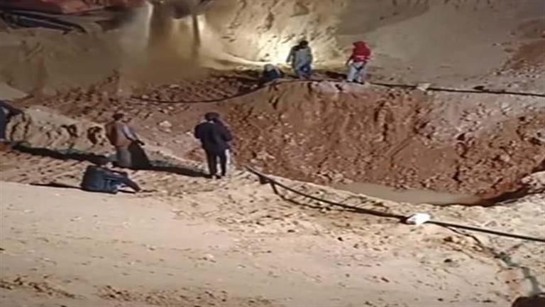 بعد محاولات 3 ساعات.. الحماية المدنية تنقذ شابا سقط عليه بئر في قنا