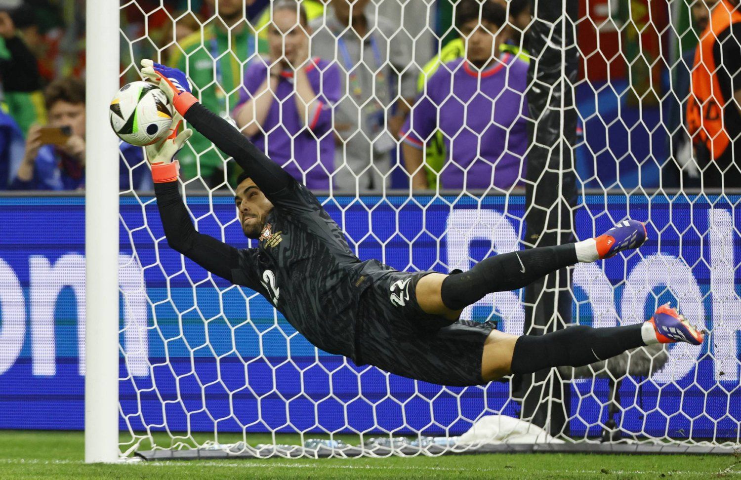 الامارات | "ملك ركلات الترجيح".. رقم قياسي لحارس البرتغال في أوروبا