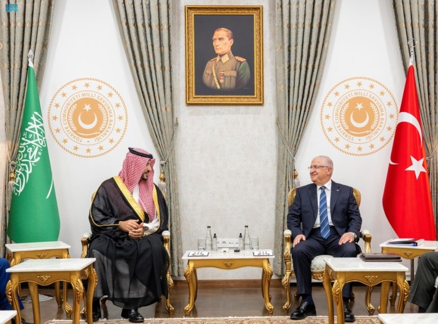 وزير الدفاع يبحث تعزيز مسارات التعاون مع نظيره التركي