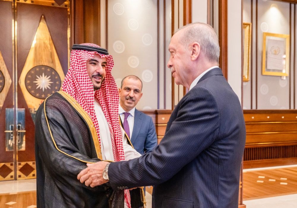 وزير الدفاع يبحث المستجدات الإقليمية والدولية مع الرئيس التركي