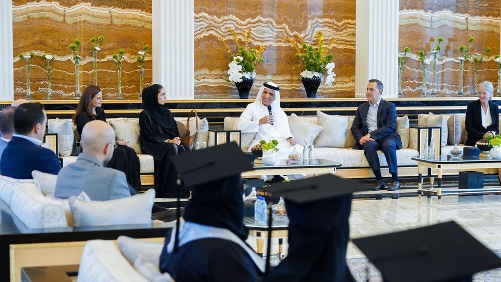 سعود بن صقر يستقبل خريجي «برنامج الضيافة الإماراتية»