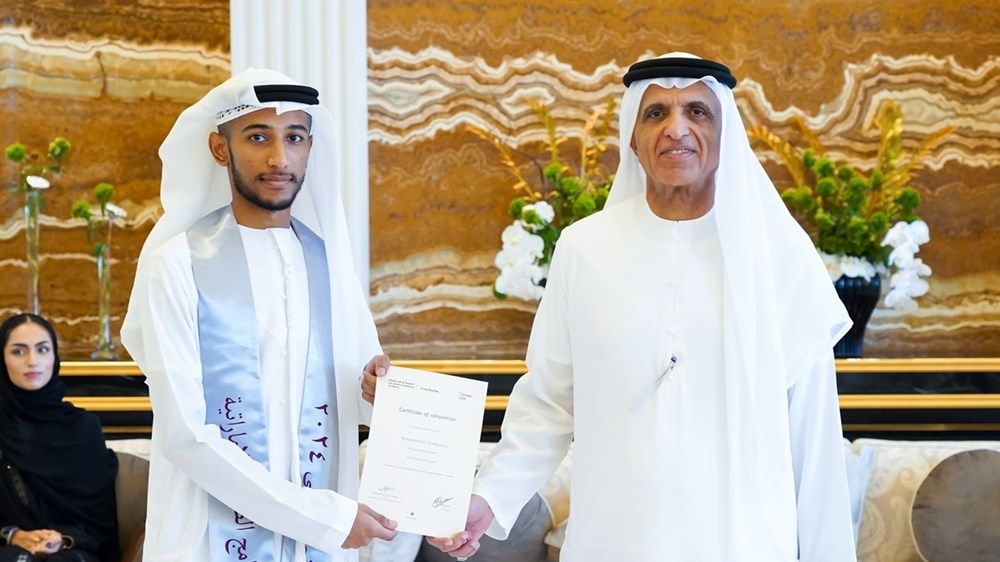 سعود بن صقر يستقبل خريجي «برنامج الضيافة الإماراتية»