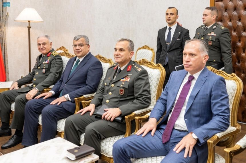 وزير الدفاع يبحث تعزيز مسارات التعاون مع نظيره التركي