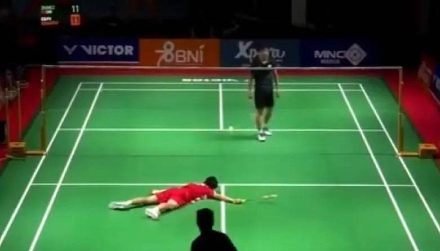 الامارات | وفاة لاعب منتخب الصين للريشة في الملعب بطريقة صادمة (فيديو)