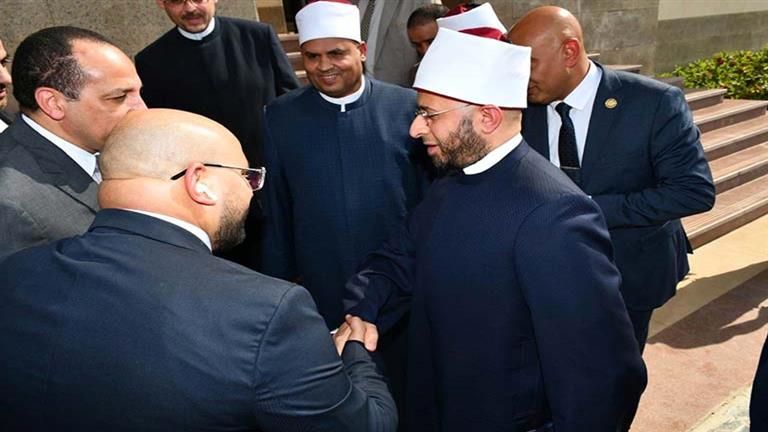"الأزهري" يصل مبنى "الأوقاف" بالعاصمة الإدارية ويلتقي قيادات الوزارة - صور