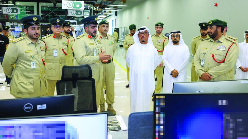الامارات | ضاحي خلفان يطلع على أحدث المشاريع والابتكارات التطويرية لشرطة دبي