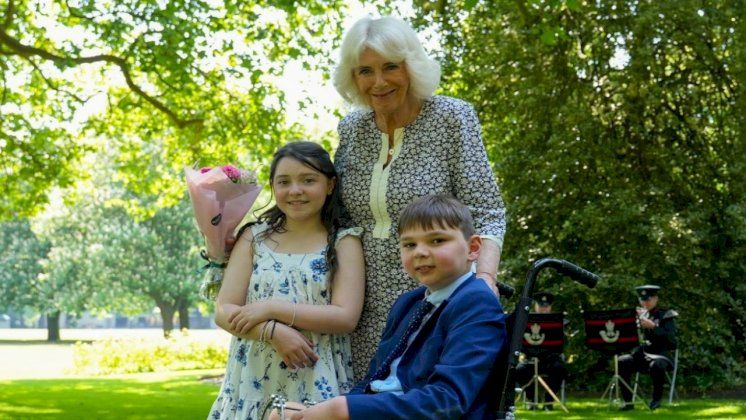 الملكة كاميلا تلتقي الطفل مبتور الأطراف