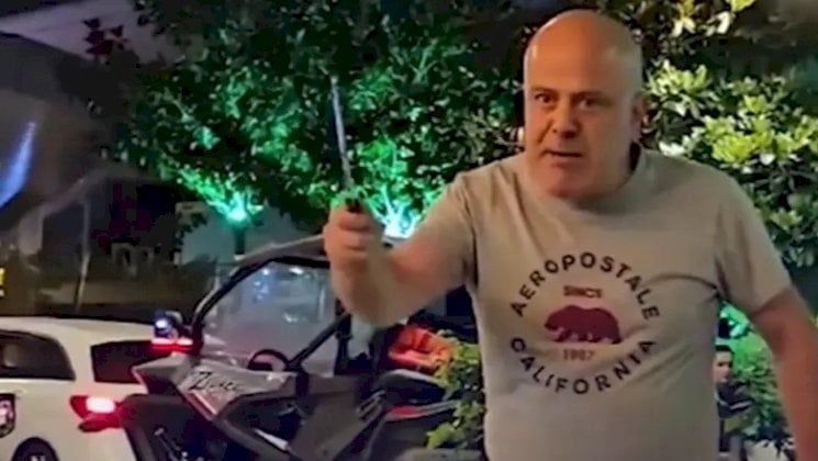 (بالفيديو) تركي مهدداً سعوديين بالسكين.. "لا تتحدثوا العربية.. أنتم في تركيا"