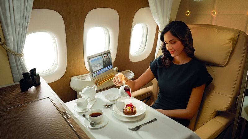 الامارات | «طيران الإمارات» تدلّل مسافريها  بـ 45 مليون قطعة شوكولاتة