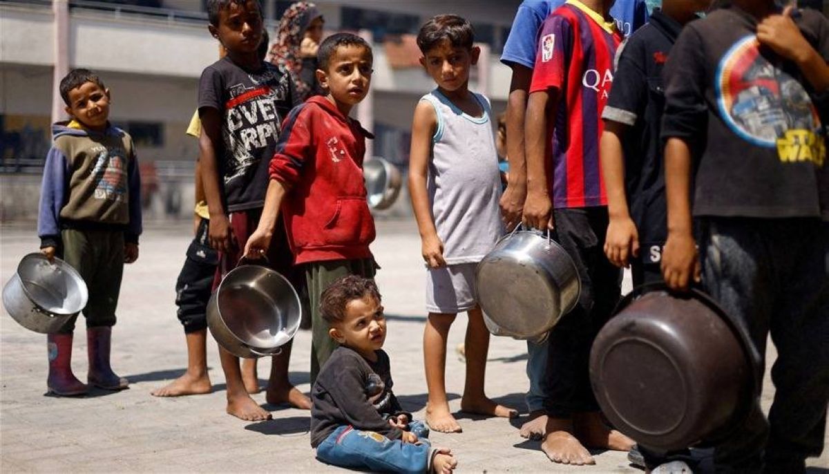 أوراق الشجر تسد جوع أهالي غزة