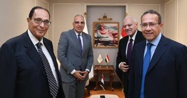 ‫هانى سويلم يستقبل وزيرى الرى السابقين لتهنئته بتجديد الثقة فيه