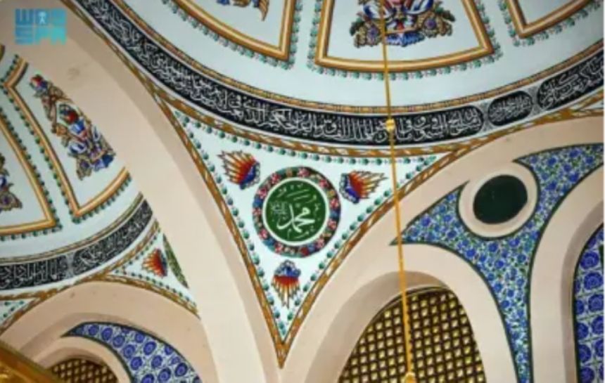 آيات قرآنية وخطوطُ مذهّبة تزيّن قباب وأساطين وأعمدة الروضة الشريفة