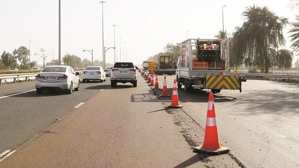 أعمال صيانة طرق على شارع (E10) من شاطئ الراحة باتجاه أبوظبي