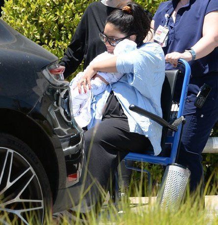 شاهد .. أول صور لـ فانيسا هادجنز بعد إنجاب طفلها الأول