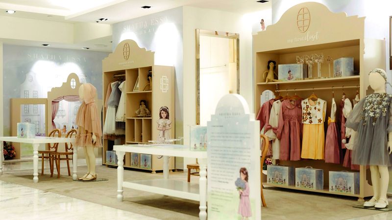 الامارات | %100 من دبي.. أول علامة إماراتية لأزياء الأطفال تزين «هارودز»