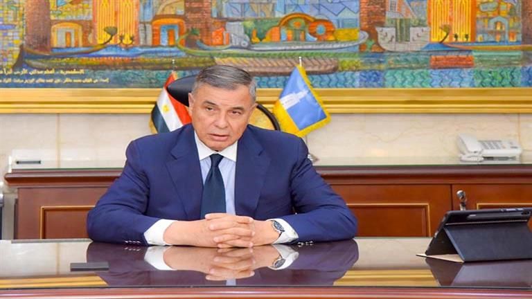 اجتماع وملفات عاجلة.. كواليس أول يوم عمل لمحافظ الإسكندرية الجديد (صور)