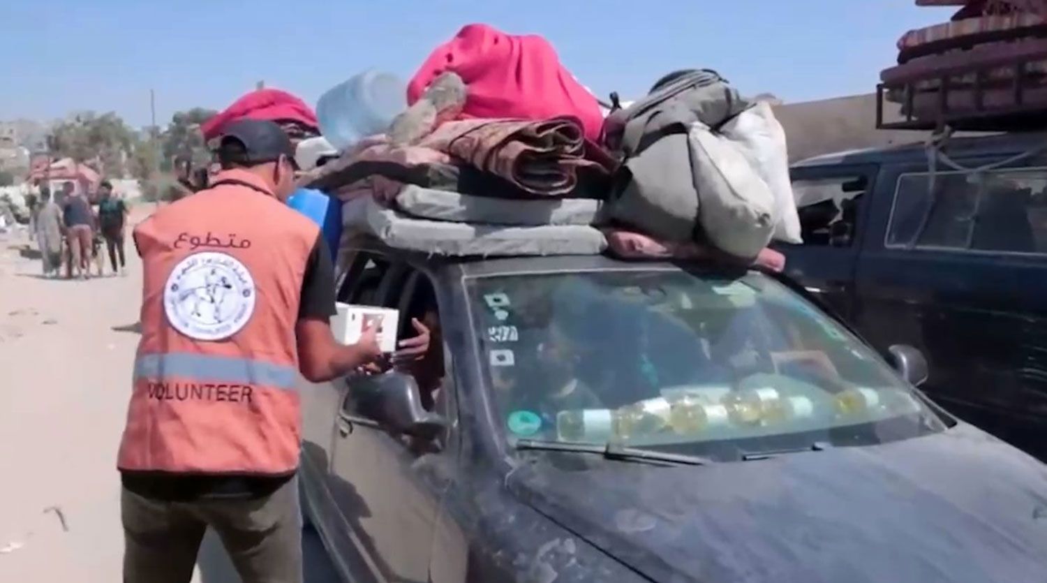 الخليج اليوم .. "الفارس الشهم 3" تستقبل النازحين من شرق خانيونس وتقدم لهم مساعدات إنسانية عاجلة