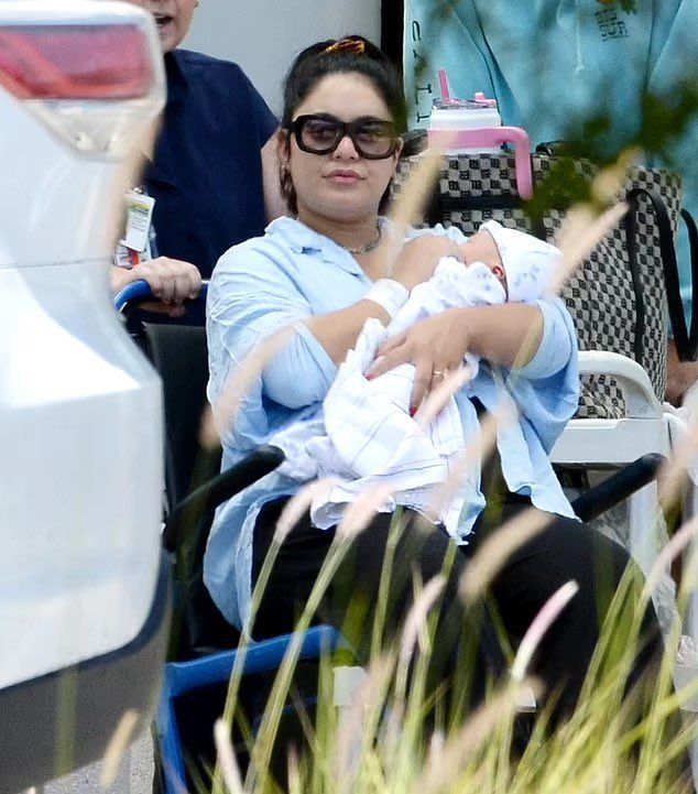 شاهد .. أول صور لـ فانيسا هادجنز بعد إنجاب طفلها الأول