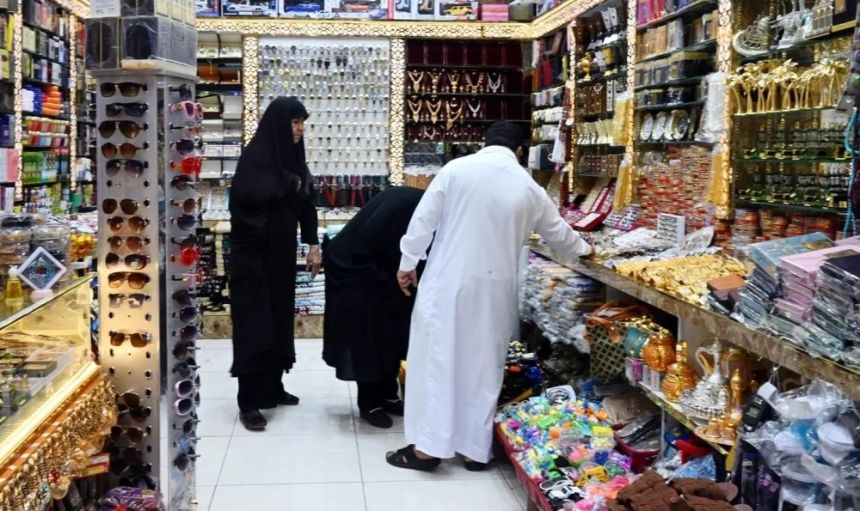 الحجاج يودعون المدينة المنورة بشراء الهدايا واللقطات التذكارية