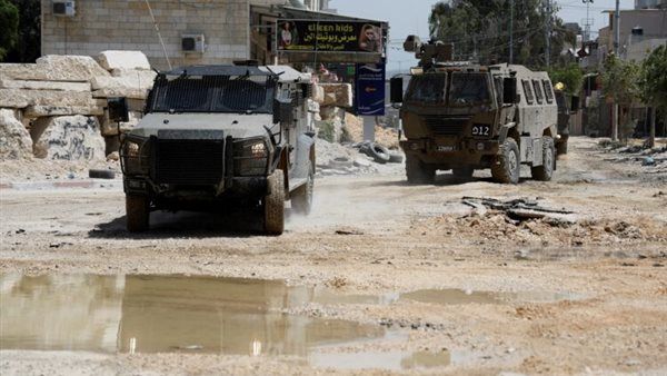 الاحتلال ينفذ عدة اقتحامات بالضفة الغربية وسط اشتباكات ويعتقل فلسطينية