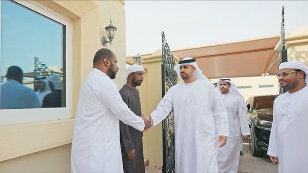 ذياب بن محمد بن زايد يقدّم واجب العزاء في وفاة والدة الشهيد إبراهيم البلوشي