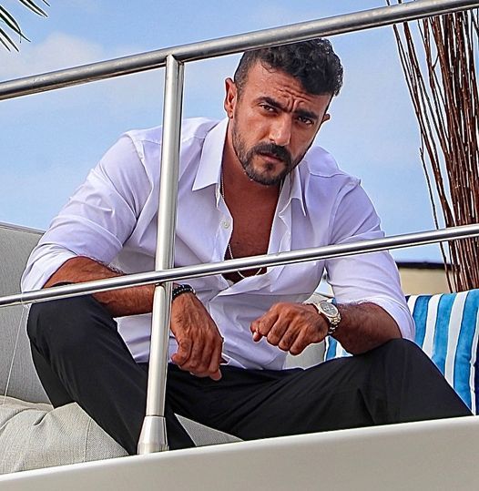 "بحبك أوي".. وصلة غزل بين أحمد العوضي وأم جاسر