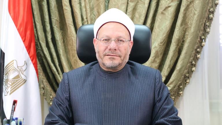 المفتي وزير الأوقاف ومحافظ القاهرة يؤدون صلاة الجمعة بمسجد عمرو بن العاص