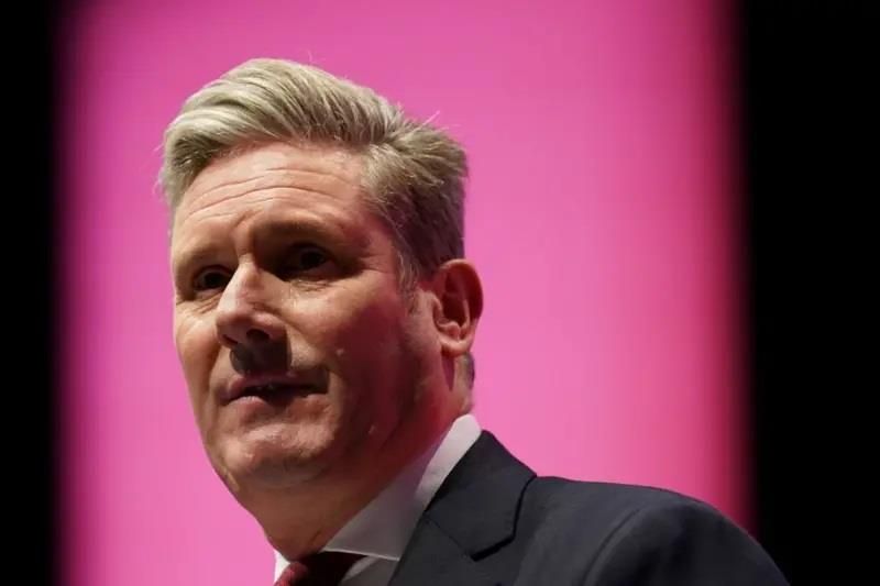 من هو كير ستارمر الذي أعاد حزب العمال إلى السلطة في بريطانيا؟