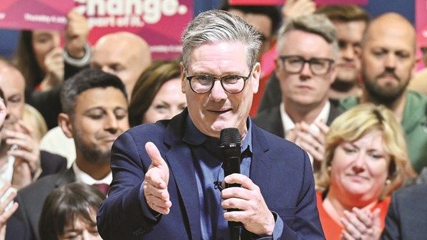 الملك تشارلز يكلف زعيم الحزب الفائز بتشكيل الحكومة اليوم