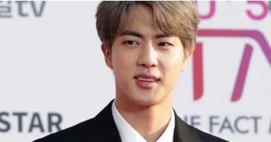 جين عضو فريق BTS يحمل الشعلة في أولمبياد باريس 2024