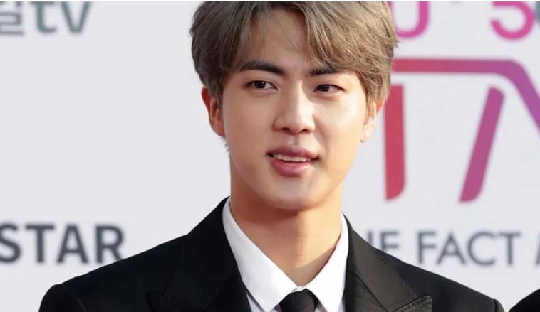 جين عضو فريق BTS يحمل الشعلة في أولمبياد باريس 2024