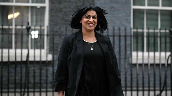 ستارمر يبدأ تشكيل الحكومة البريطانية الجديدة