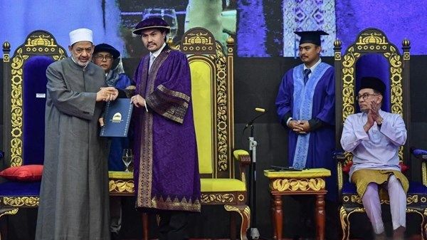 جامعة العلوم الإسلامية الماليزية تمنح شيخ الأزهر الدكتوراه الفخرية