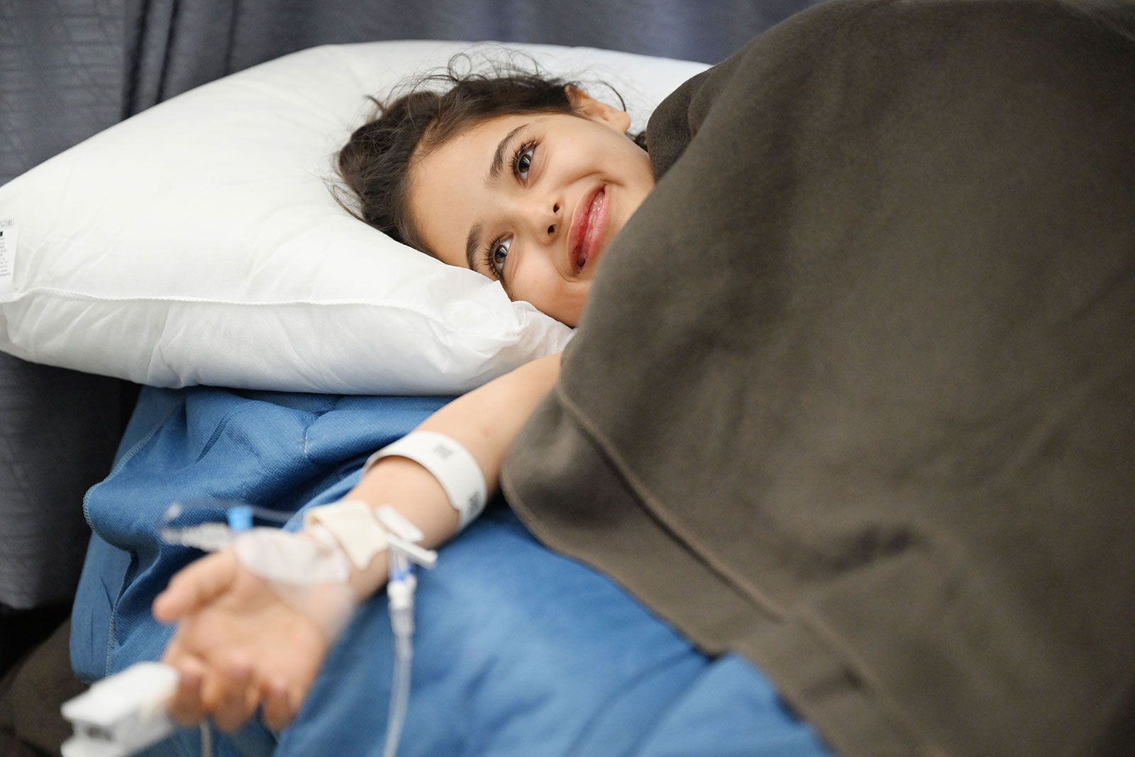 الخليج اليوم .. وصول الدفعة الـ 18 من الأطفال الجرحى ومرضى السرطان الفلسطينيين من غزة إلى أبوظبي لتلقي العلاج ‎