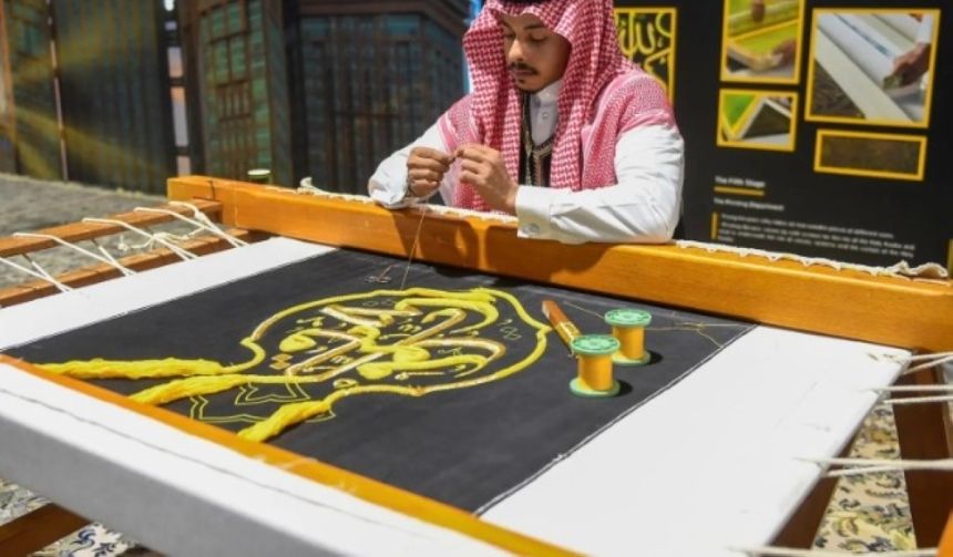بأيدٍ سعودية محترفة.. صناعة كسوة الكعبة بخيوط من الحرير والذهب والفضة