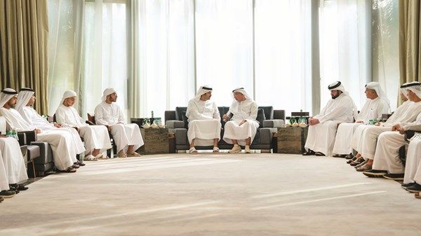 مكتوم بن محمد وأحمد بن محمد يقدّمان العزاء في وفاة أرملة عبدالواحد الرستماني