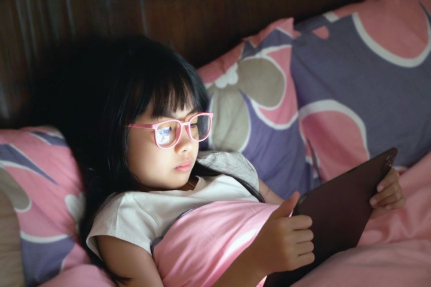 حسب عمر الأطفال.. ما الوقت المسموح لاستخدام الشاشات؟