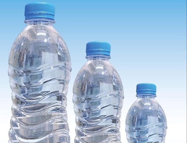 10 ريال من كل علبة ماء.. مصانع المياه تضرب عن العمل رفضا لفرض إتاوة حوثية