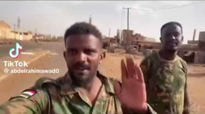 شاهد بالفيديو.. من أرض المعركة.. مقاتلون بالجيش يوجهون رسائل نارية للشباب السودانيون في القاهرة: (مصر الدولة الوحيدة التي استقبلتكم باحترام ولو ما قادرين ترجعوا تحملوا السلاح وتقاتلوا زي الرجال اقعدوا باحترام)