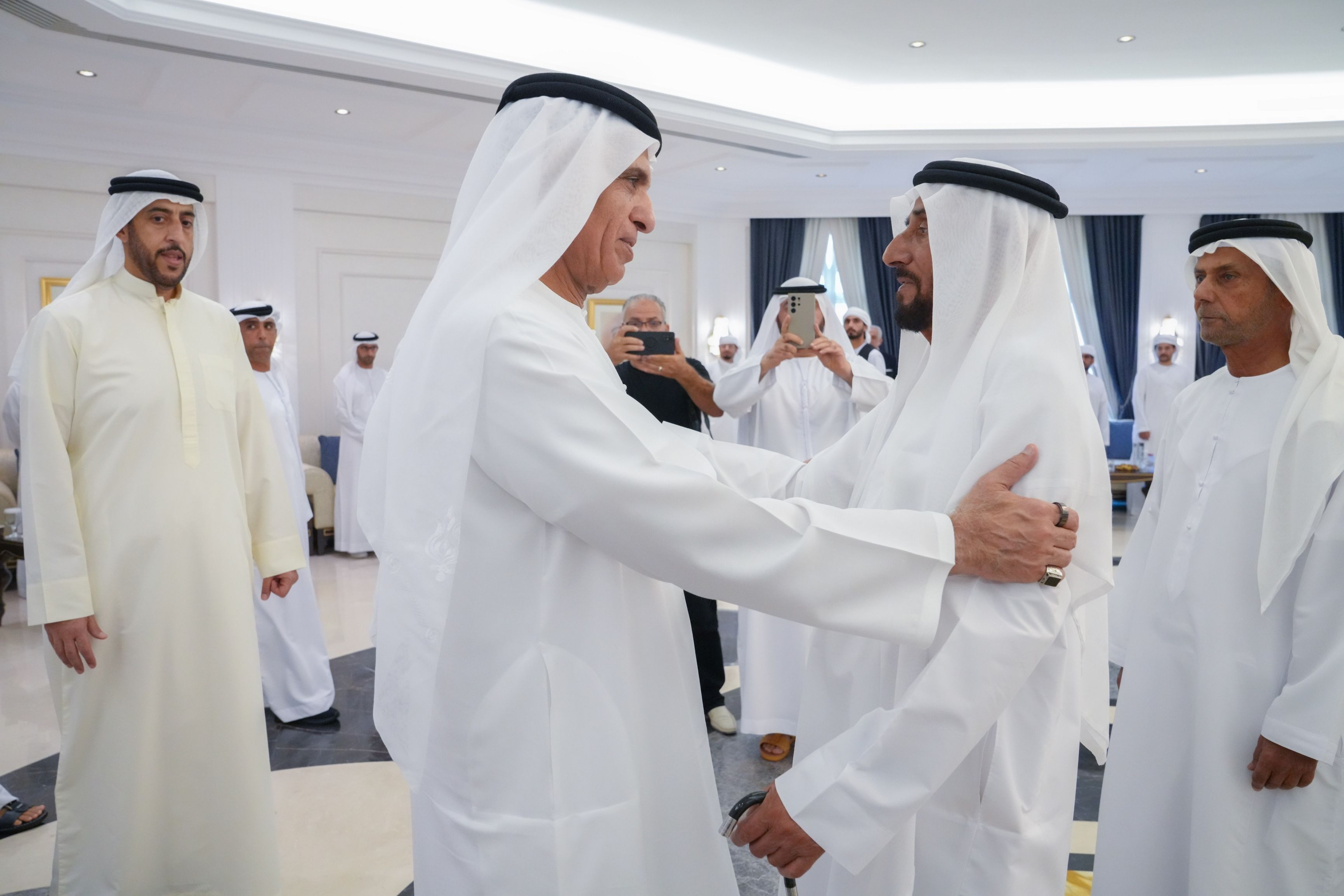 الامارات | سعود بن صقر يقدم واجب العزاء في وفاة الشيخ سلطان بن صقر القاسمي