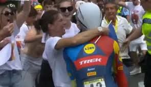 الامارات | حدث في طواف فرنسا.. دراج قرر تقبيل زوجته في السباق كان هذا مصيره