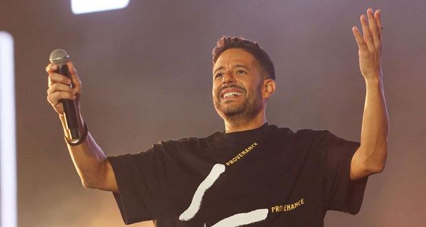 جمهور بورسعيد يلبي طلب محمد حماقي: “معاك للصبح”