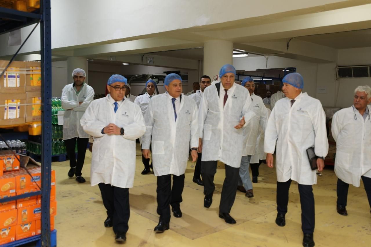 وزير الطيران يتفقد مبنى الخدمات الجوية في أولى جولاته الميدانية.. صور