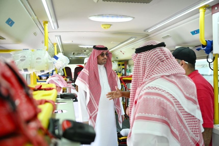 محافظ جدة يستعرض إنجازات الهلال الأحمر ويطلع على جاهزية الإسعاف الجوي