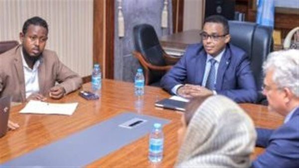 وزير العمل الصومالي ومسؤول أممي يبحثان سبل تعزيز التعاون